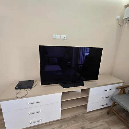 Lakeview Apartment *